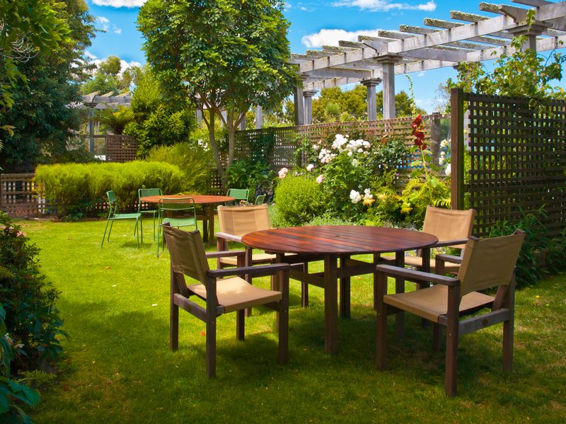 Jardin con mesa de madera y arboles