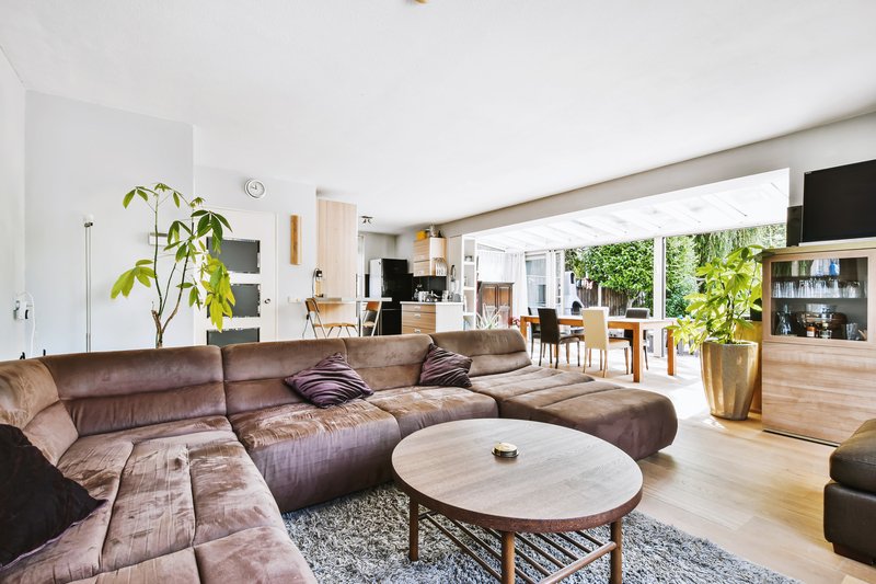 Brillante sala en de una casa moderna